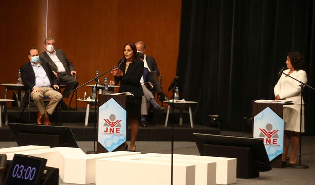 Patricia Juárez y Dina Boluarte, candidatas a la segunda vicepresidencia, abrieron el debate. Foto: EFE/Andina