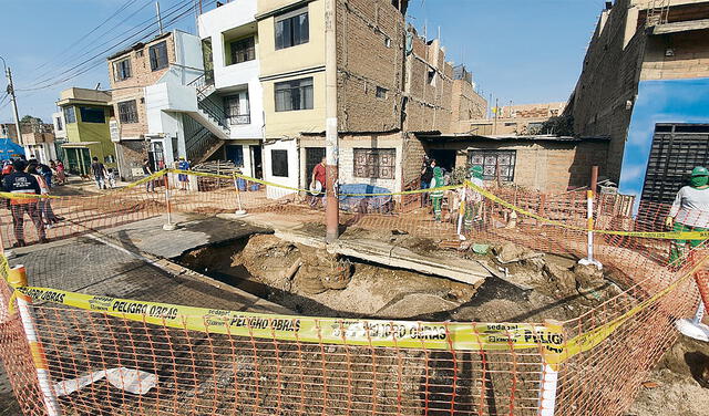 Peligro. Rotura de tubería causó un forado en la base de poste. Foto: difusión