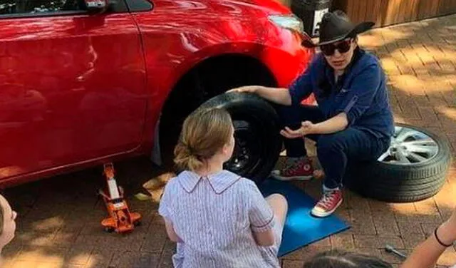 Escuela enseña a niñas cómo cambiar las llantas del auto “para no depender de nadie”
