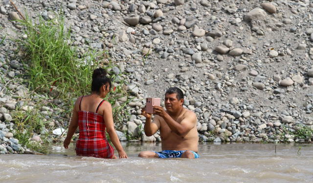 Pareja se toma un selfie disfrutando del río Lurín. Foto: Luis Jiménez - La República