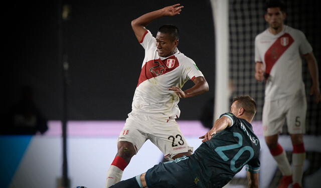 Pedro Aquino jugó ante Argentina en Buenos Aires. Foto: composición/ AFP