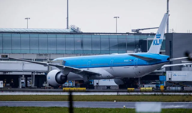 La aerolínea neerlandesa KLM también rompe la monotonía del blanco al incorporar celeste en su diseño. Foto: AFP
