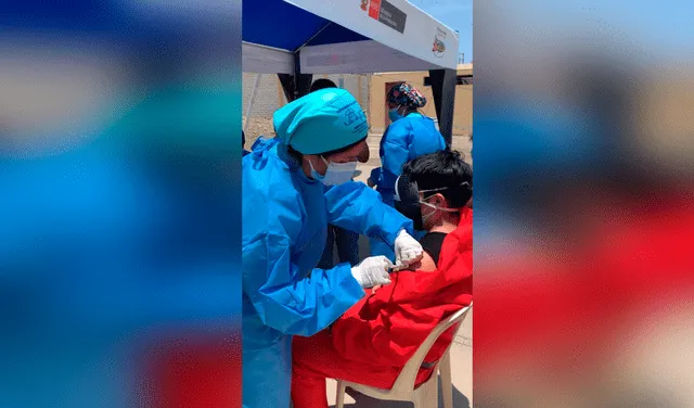 Jóvenes acuden a vacunatorio contra la COVID-19 con el disfraz del Juego del calamar