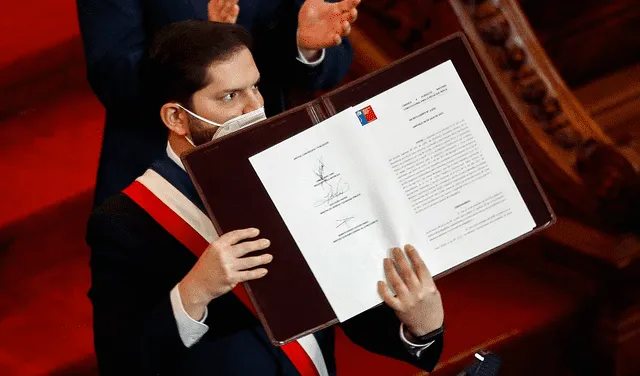 El presidente Boric firma el borrador final de la propuesta constitucional durante su presentación en el Congreso Nacional en Santiago de Chile, el 4 de julio de 2022. Foto: AFP