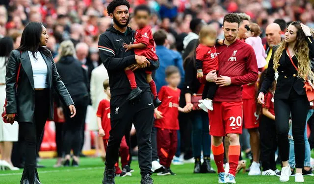 En la última fecha de la Premier League, los jugadores de Liverpool no tuvieron problemas para estar con sus familias en la cancha. Foto: EFE