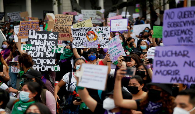 Mujeres marcharon por las calles de la Ciudad de Guatemala para conmemorar el "8M", y para exigir el cese de la violencia machista. Foto: EFE