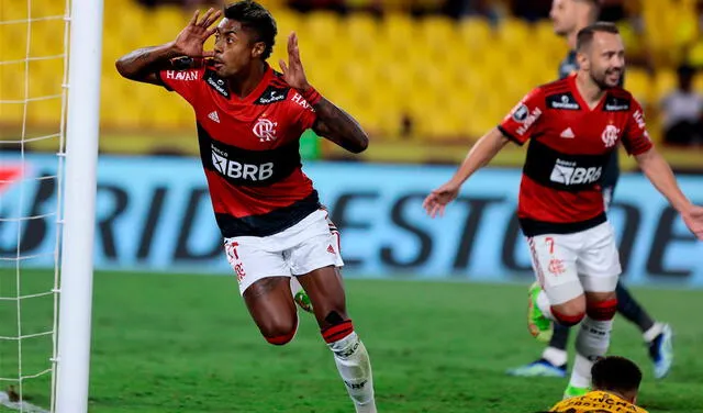 Bruno Henrique anotó los dos goles del triunfo ante Barcelona SC. Foto: EFE