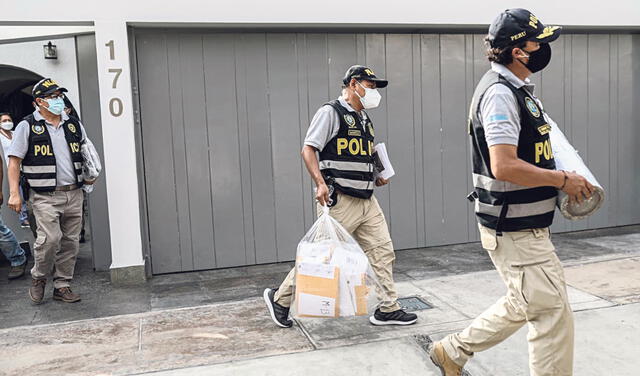 Evidencia. Policías retiran documentos de la casa de Astudillo. Foto: Aldair Mejía/La República