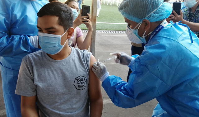 Vacunación para mayores de 18 años. Foto: Dirección Regional de Salud de Ucayali