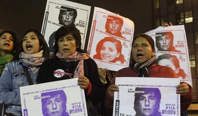 Madre de Solsiret Rodríguez y activistas feministas acompañándola. Foto: FB Rosario Aybar