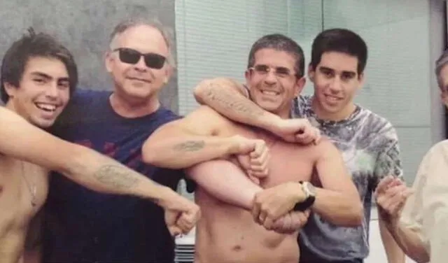 Javier Carmona mostrando el tatuaje que se hizo junto a sus dos hijos mayores.