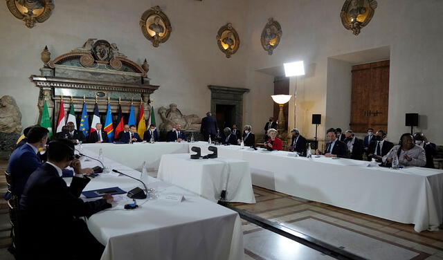 El presidente francés Emmanuel Macron (c) fue uno de los líderes en la cumbre del G20 efectuada en Roma. Foto: EFE