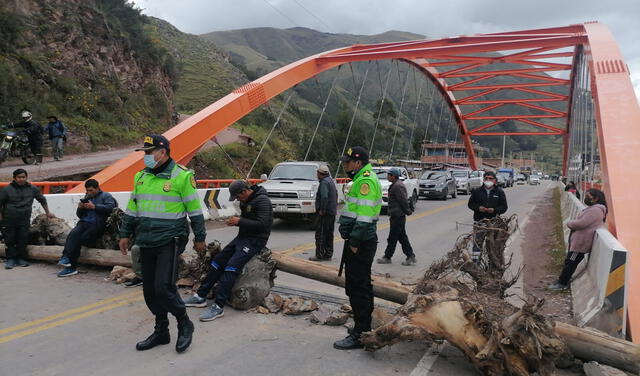 En el distrito de Quiquijana se registraron bloqueos, hasta donde llegó la Policía. Foto: PNP