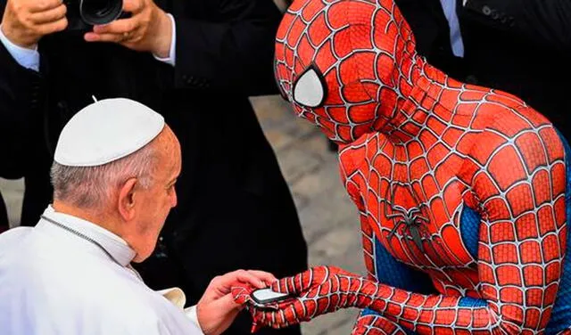 La historia detrás del hombre disfrazado de el ‘Hombre araña’ que saludó al Papa Francisco
