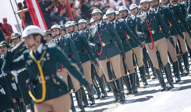Elegancia. Mujeres de la Policía Nacional saludaron a la patria. Foto: Rodrigo Talavera/La República