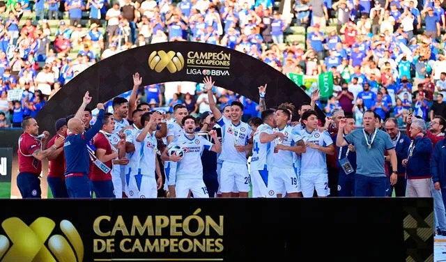 Cruz Azul, de Juan Reynoso, festejando el título de Campeón de Campeones 2021