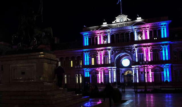 Casa Rosada celebra ley de cupo laboral trans con la bandera del orgullo LGBT en Argentina
