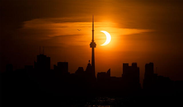 Eclipse solar visto sobre los edificios de Toronto, Canadá, este 10 de junio de 2021. Foto: AFP