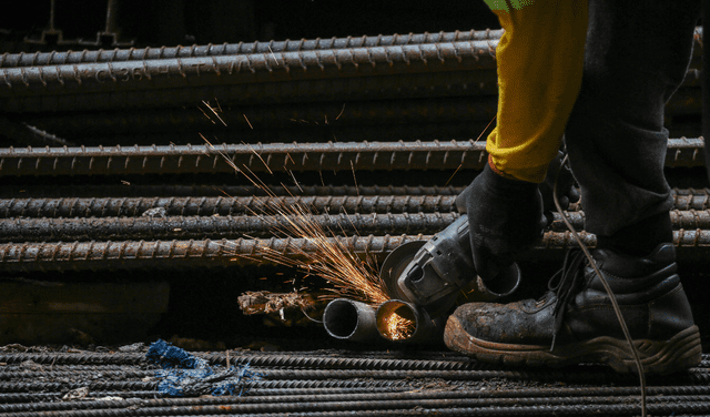Los albañiles realizan diferentes funciones en las obras de construcción. Foto: AFP