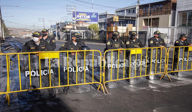 Efectivos policiales resguardan los alrededores del coliseo Arequipa, donde se desarrolla la sesión de Consejo de Ministros. Foto: Rodrigo Talavera/La República