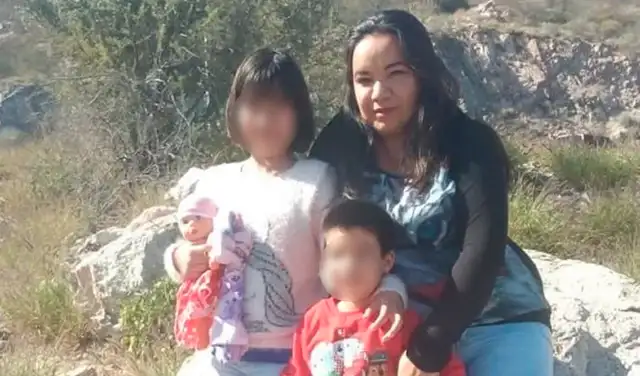 Madre ofrece lavar ropa a mano para comprarle un pastel a su hijo por su cumpleaños Madre ofrece lavar ropa a mano para comprarle un pastel a su hijo por su cumpleaños