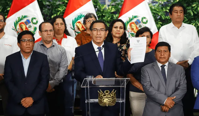 Martín Vizcarra junto a su Gabiente MInisterial cuando anunció el estado de emergencia.  Foto: Presidencia.