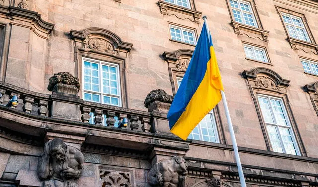 La bandera de Ucrania es ondeada en muchas partes como símbolo de solidaridad. Foto: AFP
