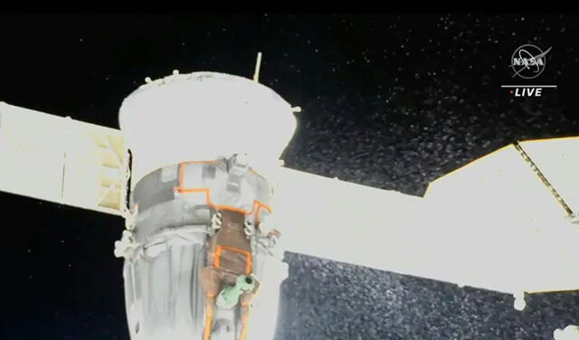 La fuga fue detectada en una transmisión en vivo. Se observa el líquido pulverizado saliendo de la popa de la Soyuz MS-22. Fotocaptura: NASA