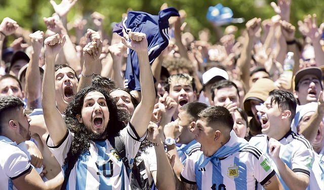 Euforia. Los hinchas argentinos estallaron de felicidad. Foto: EFE