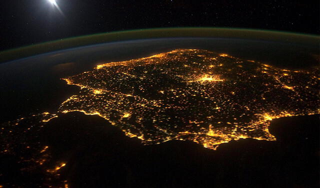 La medida tiene como propósito ahorrar el consumo de energía en España. Foto: EFE