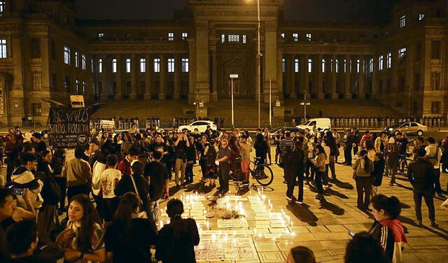Vigilia. En el centro de Lima se realizó una vigilia frente a la sede del Poder Judicial.