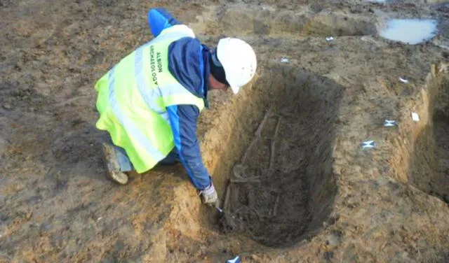 El esqueleto del hombre crucificado mostró otros signos de sufrimiento, dijeron los arqueólogos. Foto: Albion Archaeology