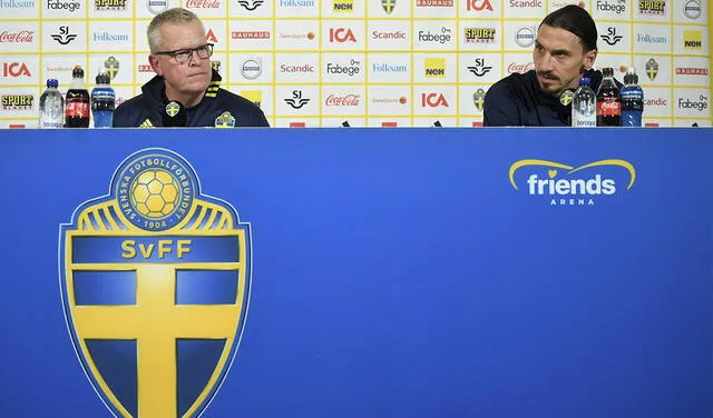 Zlatan Ibrahimovic y su técnico Janne Andersson en la conferencia de prensa. Foto: AFP