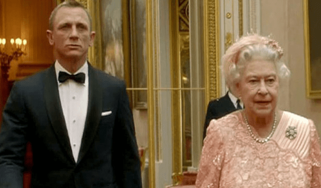 La reina Isabel II junto al actor Daniel Craig, quien interpreta a James Bond, durante la ceremonia de los Juegos Olímpicos de Londres 2012. Foto: AFP