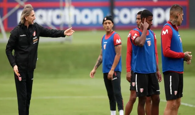 Ricardo Gareca junto a sus dirigidos. Foto: Federación Peruana de Fútbol