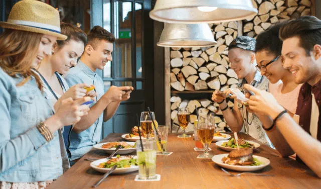 Dejar el celular alejado de la mesa al momento de comer ayuda a socializar con las personas que compartes tus alimentos