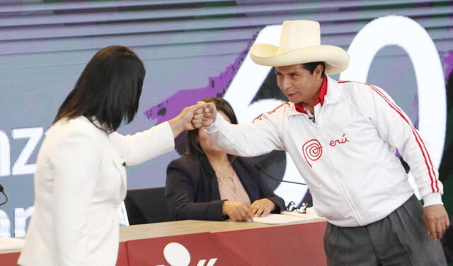Keiko Fujimori y Pedro Castillo se saludan antes de iniciar el debate presidencial del JNE. Foto: Oswald Charca/La República
