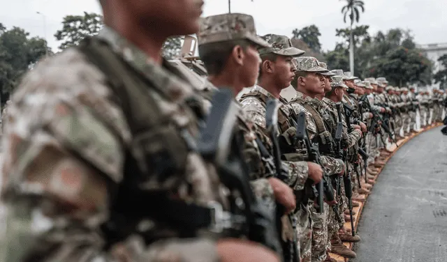 Miembros de las Fuerzas Armadas vigilan las calles del centro de Lima