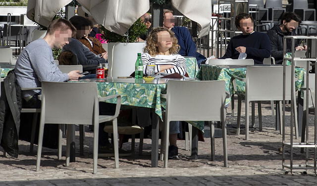 La pareja de franceses, en la terraza de la Plaza Mayor de Madrid. Foto: El País