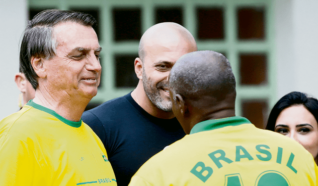 Jair Bolsonaro acudió a votar con el polo de la selección brasileña