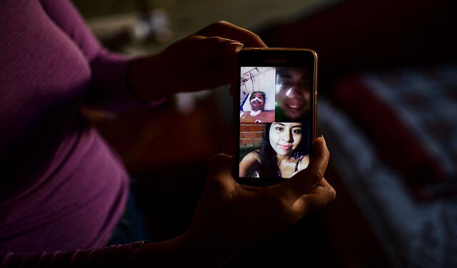 Priscila Almirón muestra una videollamada con su padre cuando él estaba hospitalizado tras infectarse de coronavirus. Foto: AFP