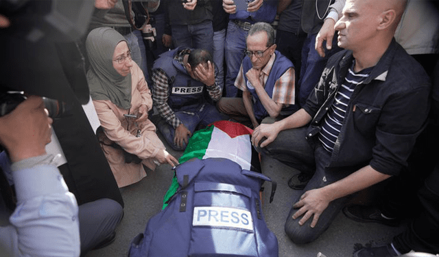 Periodistas rodean el cuerpo de Shireen Abu Akleh tras su muerte. Foto: AP