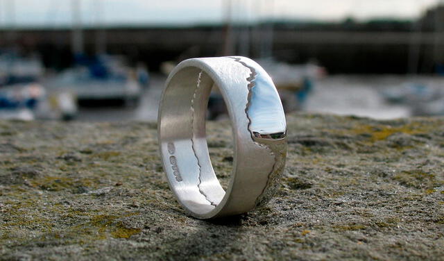 Soñar con un anillo de plata encierra un significado de éxito y poder. Foto: Hannah Louise Lamb