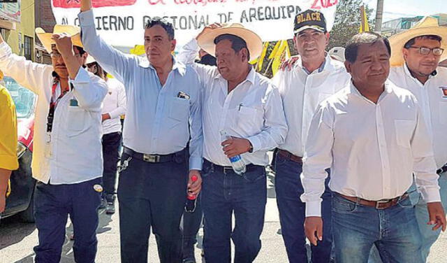 Cruce. Benigno Cornejo discutió con poblador que lo cuestionó por hacer caravana en vía pública. Foto: La República