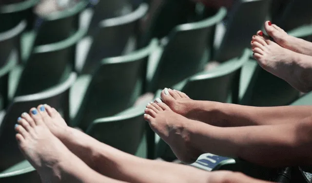 Conservar los pies limpios y aseados es una forma de prevenir el mal olor de tus sandalias. Foto: EFE
