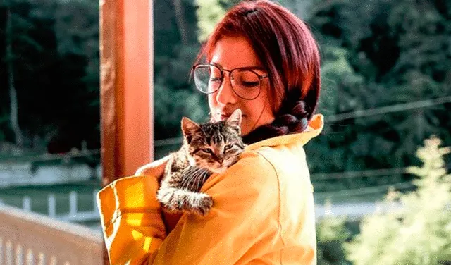 Mujer vence al cáncer de mama y vende todas sus cosas para irse de viaje con su gata
