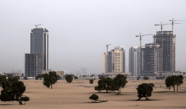 Esta imagen muestra una vista parcial del horizonte de Dubái, en el emirato del Golfo el 29 de septiembre de 2021. Foto: AFP