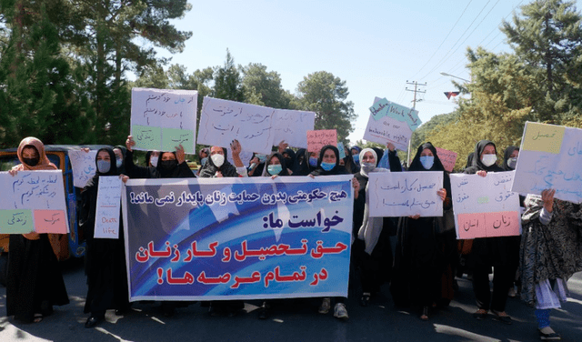 "La mayoría de las mujeres que trabajan en Herat están en sus casas, con miedo e incertidumbre”, una de las manifestantes. Foto: Tolo News