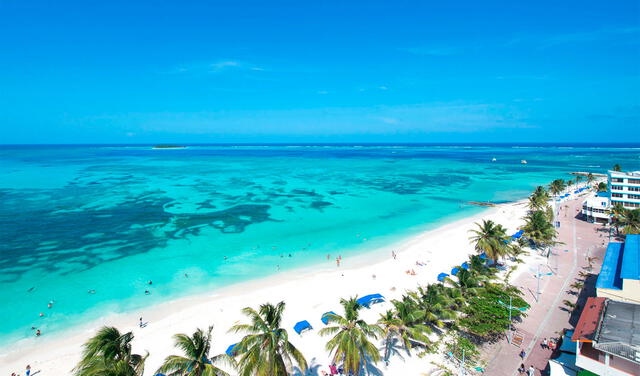 Las amplias arenas y mares coloridos de San Andrés la hacen un destino popular. Foto: Despegar