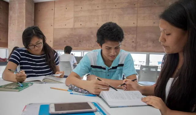 Carreras de educación manejan un pago mínimo por sus salarios. Foto: Pronabec